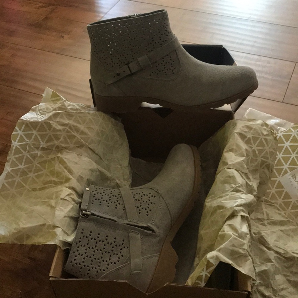 TEVA Delavina ankle boots, new, 9.5 W